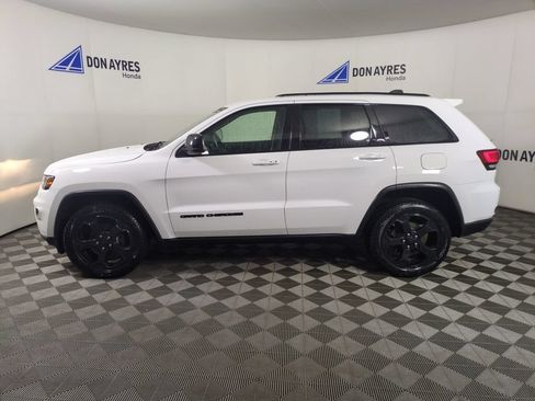 Used 2018 Jeep Grand Cherokee Laredo AWD/4WD image 2