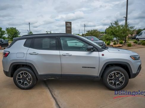Used 2024 Jeep Compass Trailhawk AWD/4WD image 6