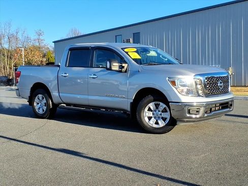 Used 2018 Nissan Titan SV w/ SV Convenience Package image 2