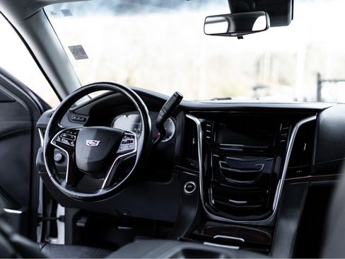 Used 2018 Cadillac Escalade Luxury image 8