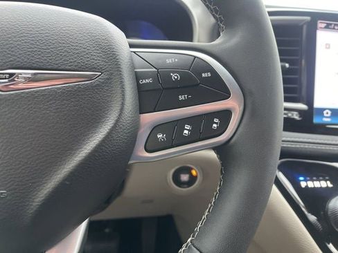 Used 2023 Chrysler Pacifica Touring-L FWD image 27