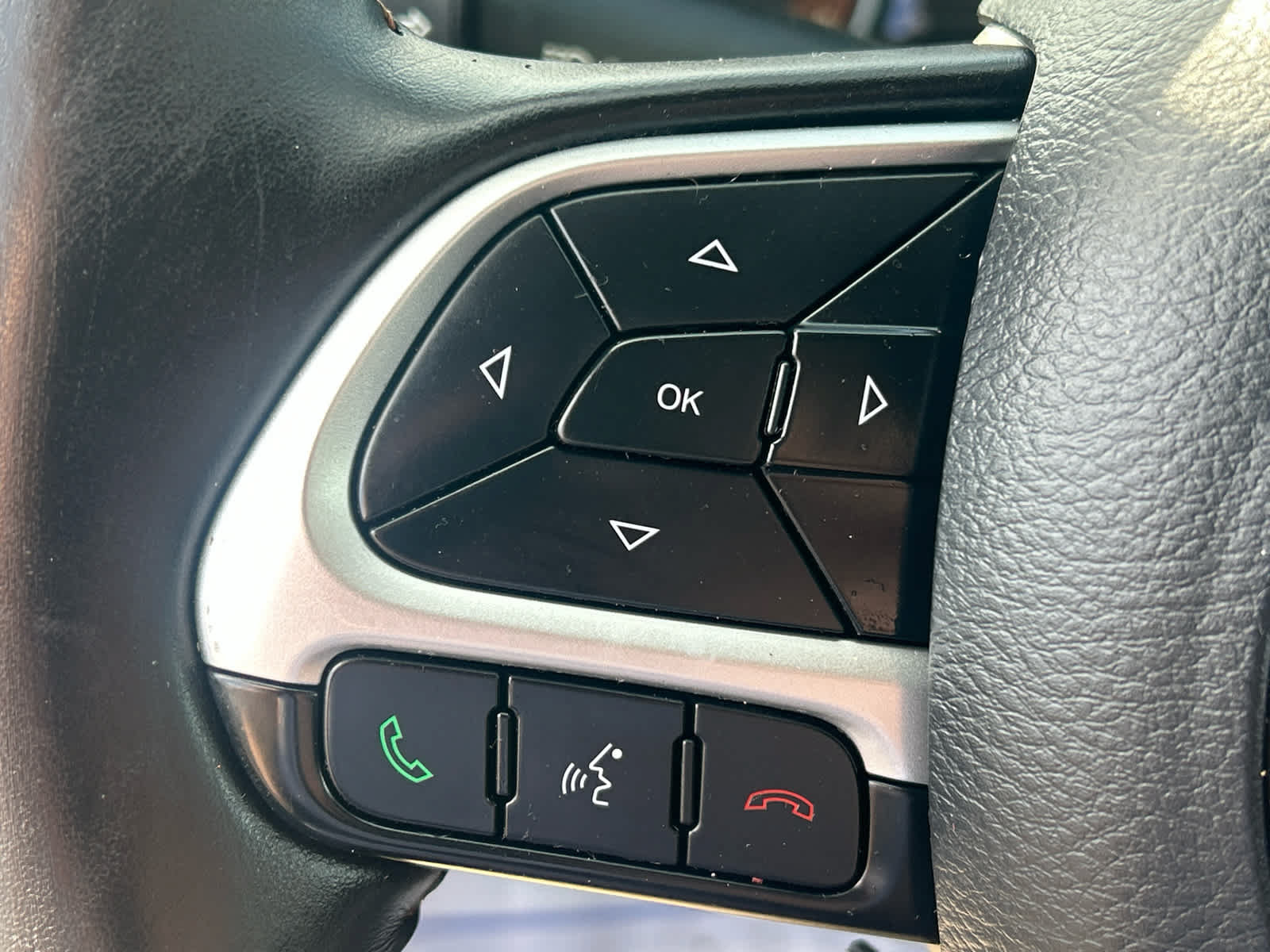 Used 2018 Jeep Compass Latitude w/ Popular Equipment Group FWD image 19