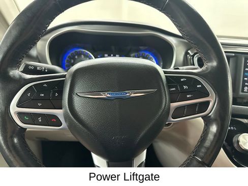 Used 2020 Chrysler Pacifica Touring-L FWD image 34