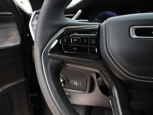 Used 2023 Jeep Grand Cherokee Overland AWD/4WD image 13