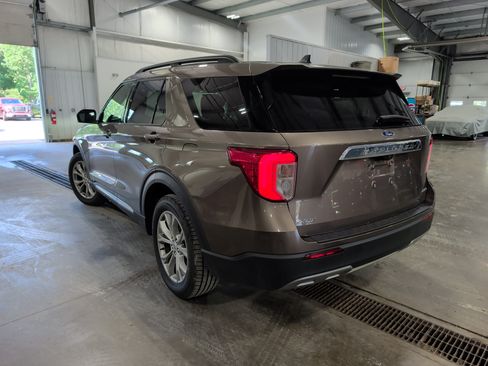 Used 2021 Ford Explorer XLT w/ Equipment Group 202A AWD/4WD image 4
