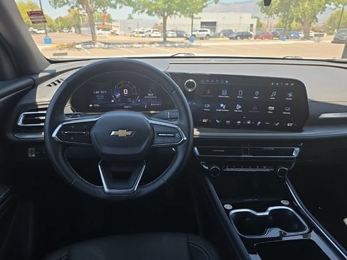 Used 2025 Chevrolet Traverse LT FWD image 21