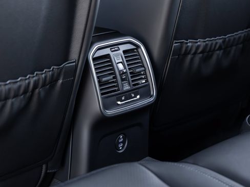 Certified 2026 Porsche Macan AWD/4WD image 38