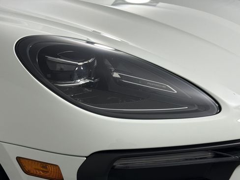 Certified 2023 Porsche Macan AWD/4WD image 11