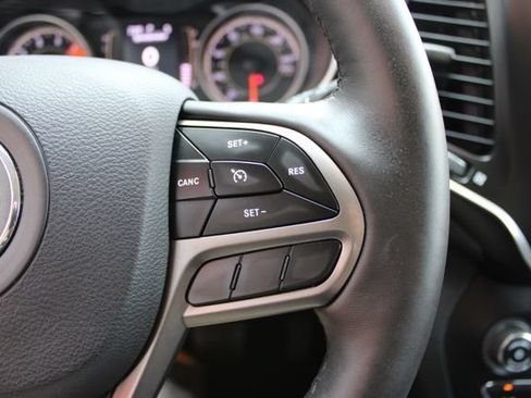 Used 2019 Jeep Cherokee Latitude Plus w/ Cold Weather Group AWD/4WD image 17
