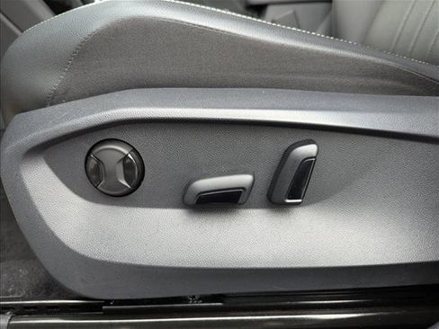 Certified 2023 Volkswagen Tiguan SE FWD image 11