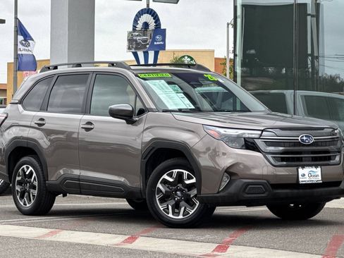 Used 2025 Subaru Forester Premium AWD/4WD image 2