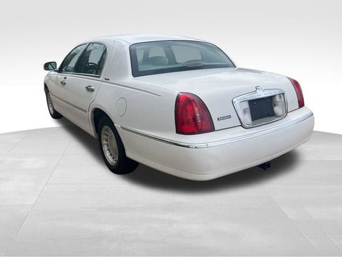 Used 2000 Lincoln Town Car Executive RWD image 5