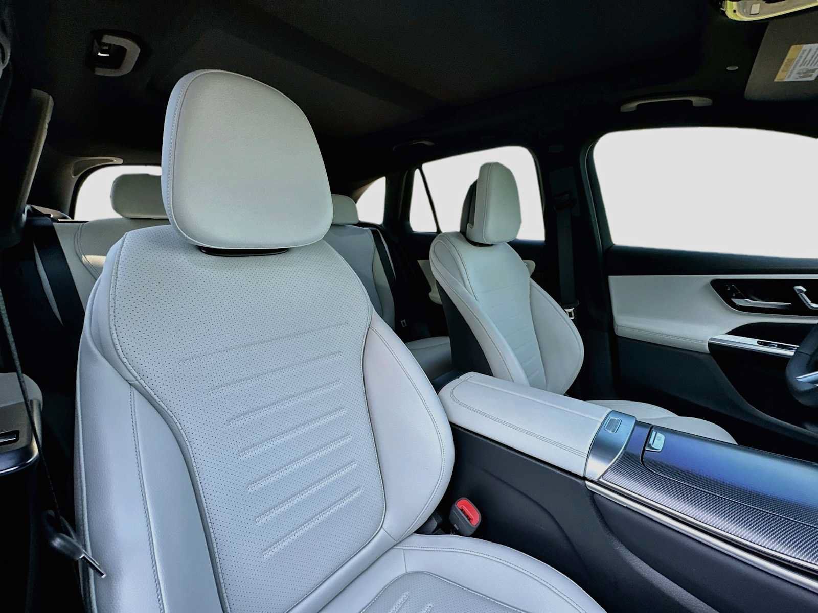 Used 2025 Mercedes-Benz GLC 300 4MATIC image 29