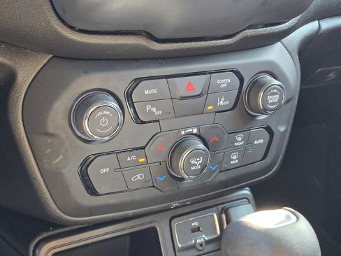 Used 2018 Jeep Renegade Latitude w/ Advanced Technology Group FWD image 20