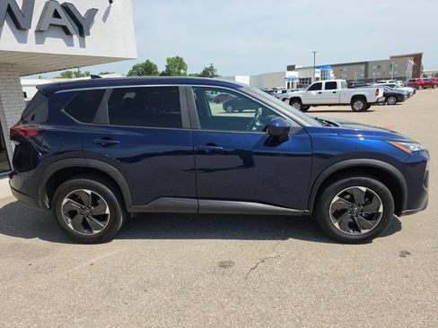 Used 2024 Nissan Rogue SV AWD/4WD image 2