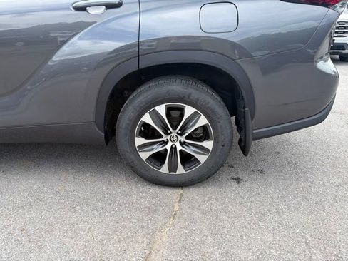Used 2021 Toyota Highlander XLE AWD/4WD image 15