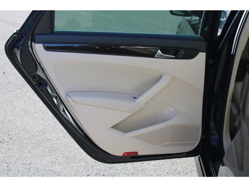 Used 2014 Volkswagen Passat TDI SEL Premium image 11