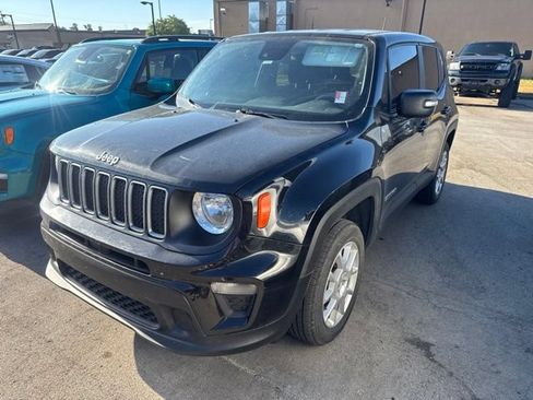Used 2023 Jeep Renegade Latitude AWD/4WD image 3