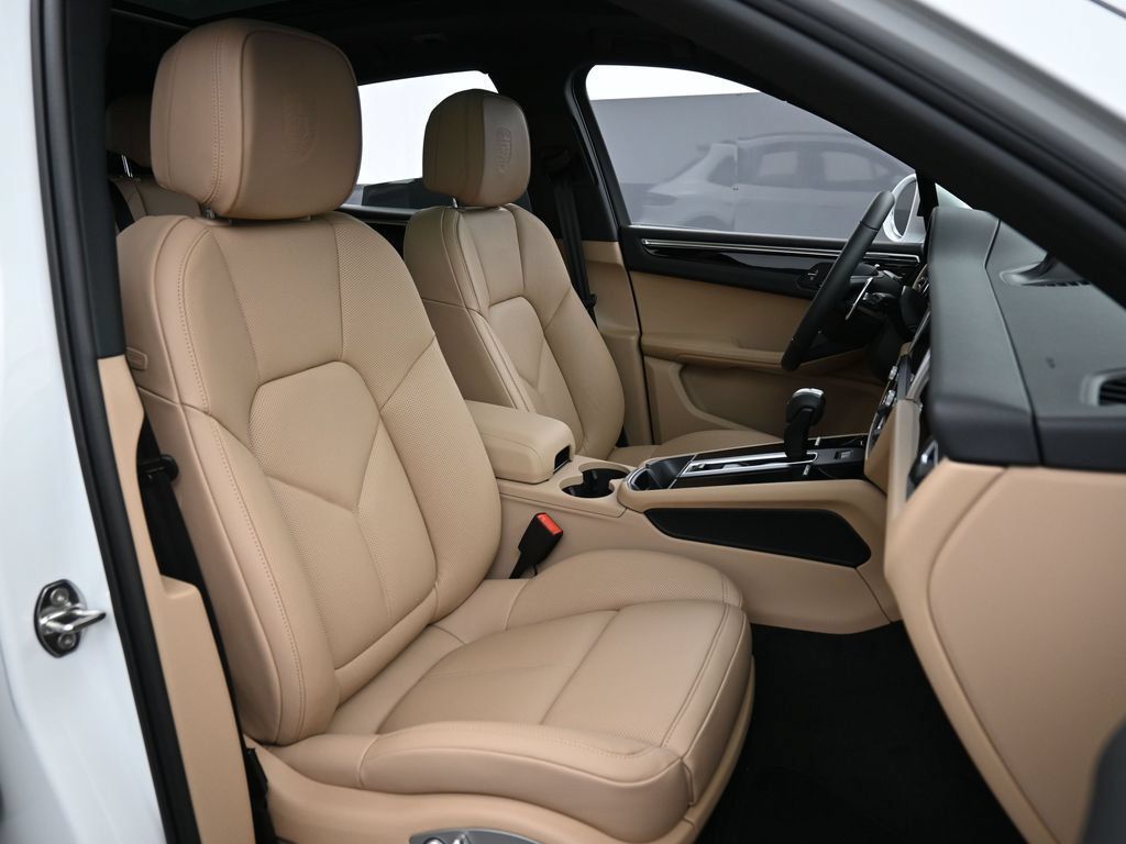 Certified 2026 Porsche Macan AWD/4WD image 31