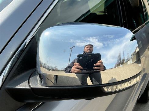 Used 2016 Jeep Grand Cherokee Overland w/ Advanced Technology Group image 13