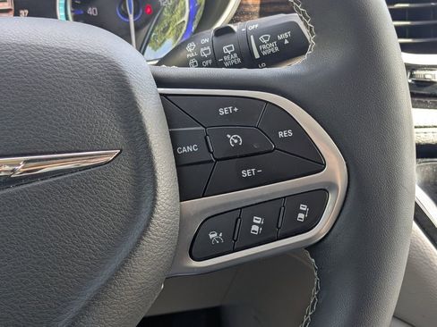 Used 2023 Chrysler Pacifica Limited image 25