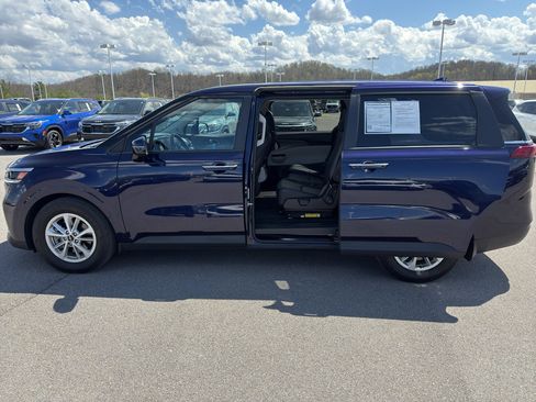 Used 2024 Kia Carnival LX image 3