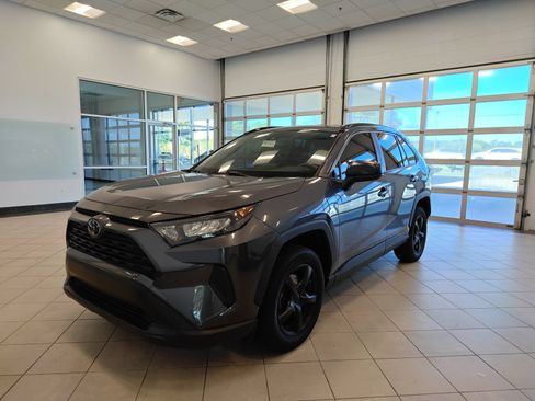 Used 2021 Toyota RAV4 LE FWD image 7