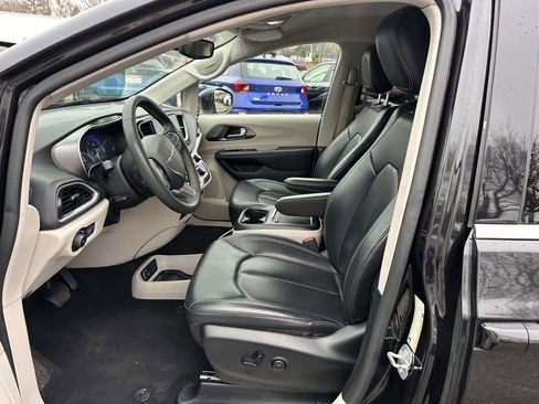 Used 2023 Chrysler Pacifica Touring-L FWD image 12