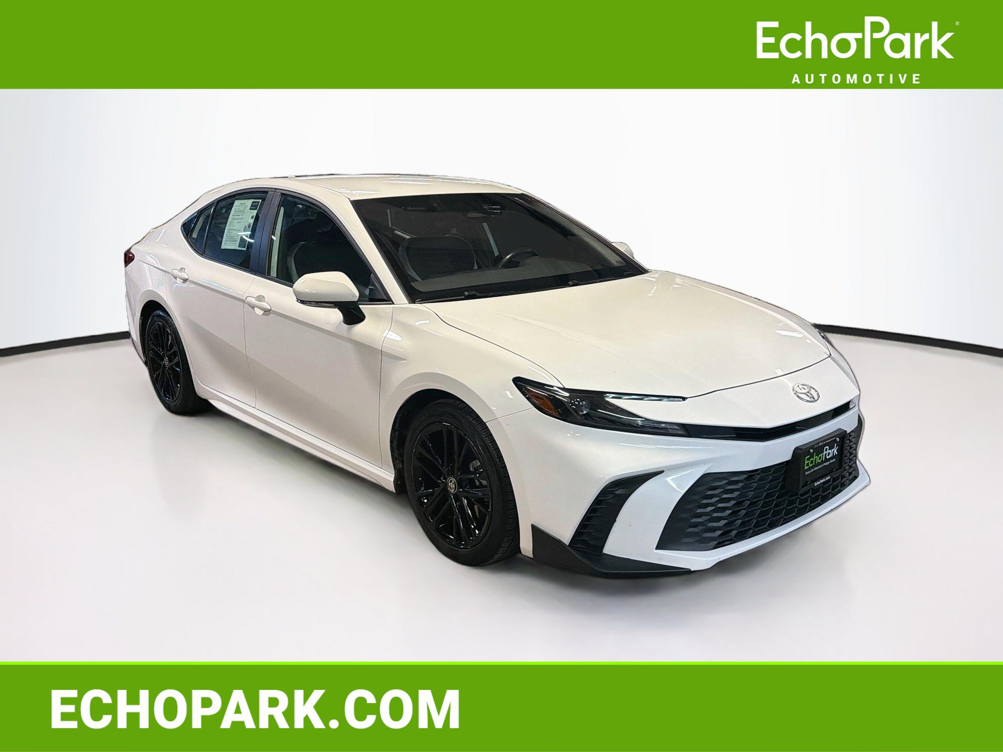 Used 2025 Toyota Camry SE FWD image 1