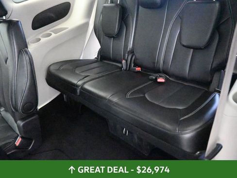 Used 2024 Chrysler Pacifica Touring-L image 19