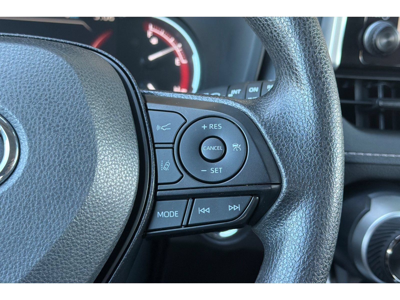 Used 2025 Toyota RAV4 XLE FWD image 28