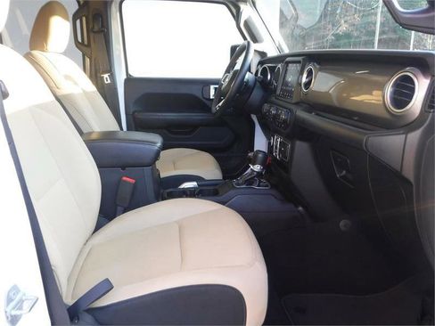 Used 2018 Jeep Wrangler Unlimited Sahara image 4