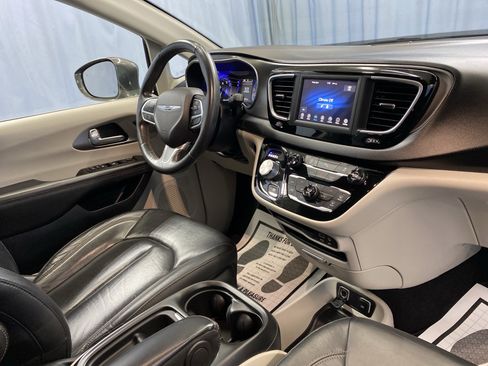 Certified 2020 Chrysler Pacifica Touring-L image 48