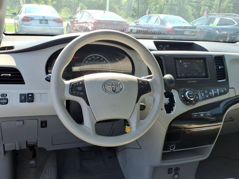 Used 2014 Toyota Sienna LE FWD image 11