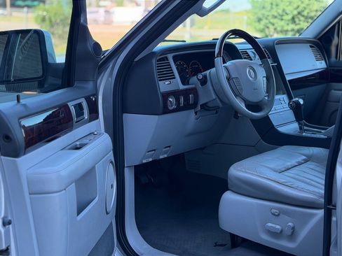 Used 2006 Lincoln Navigator Luxury AWD/4WD image 6