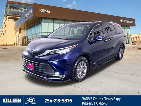 Used 2021 Toyota Sienna XLE image 3