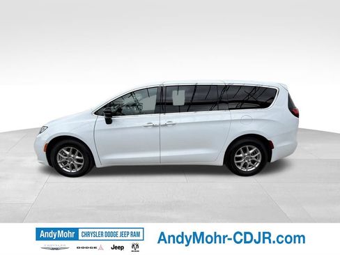 Used 2024 Chrysler Pacifica Touring-L FWD image 4
