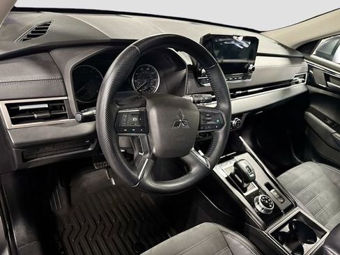 Used 2023 Mitsubishi Outlander SE image 9