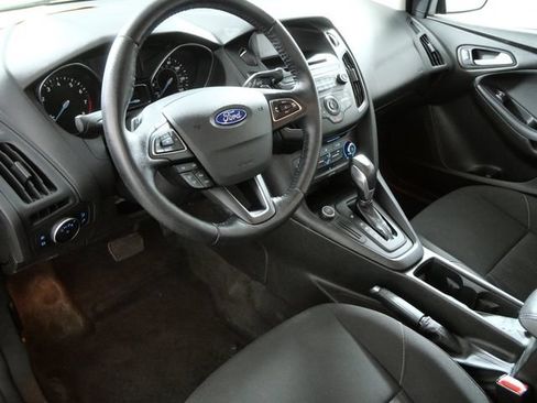 Used 2016 Ford Focus SE w/ SE Sport Package FWD image 4