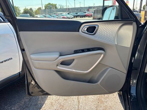 Used 2025 Kia Soul LX w/ LX Technology Package FWD image 18