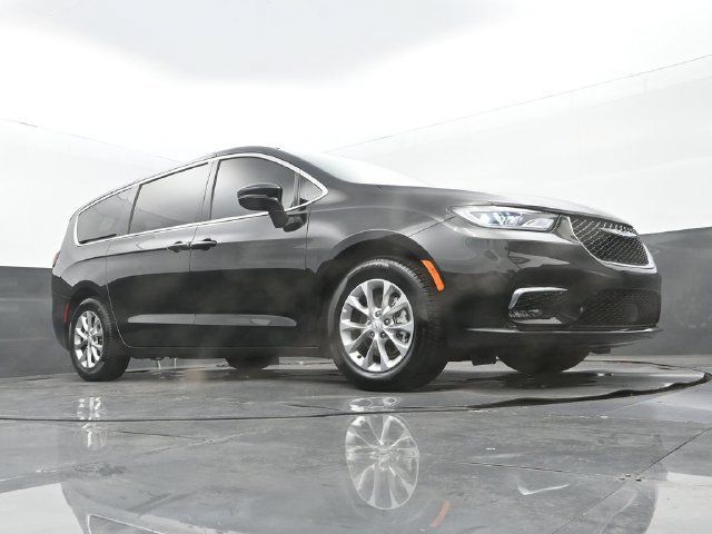 Used 2026 Chrysler Pacifica Limited FWD image 24