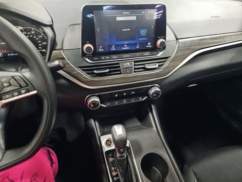 Used 2025 Nissan Altima 2.5 SV FWD image 12