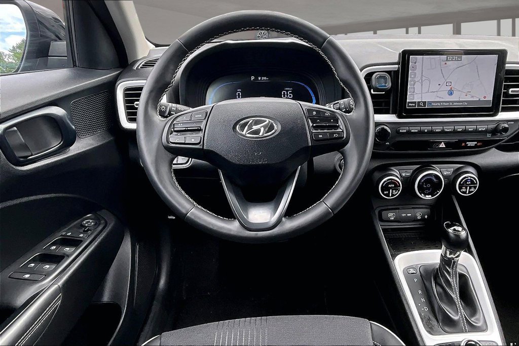 Used 2025 Hyundai Venue Limited FWD image 5