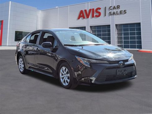 Used 2025 Toyota Corolla LE image 3