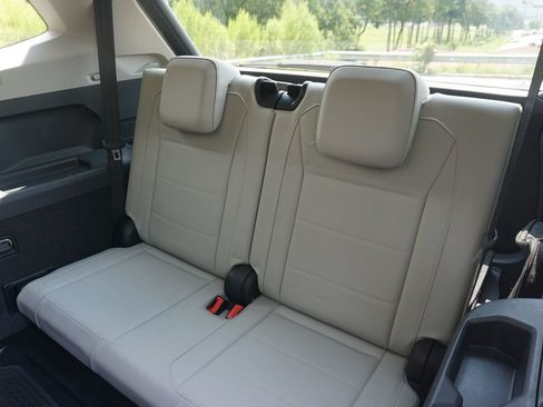 Used 2018 Volkswagen Tiguan SE w/ Panoramic Sunroof Package FWD image 14