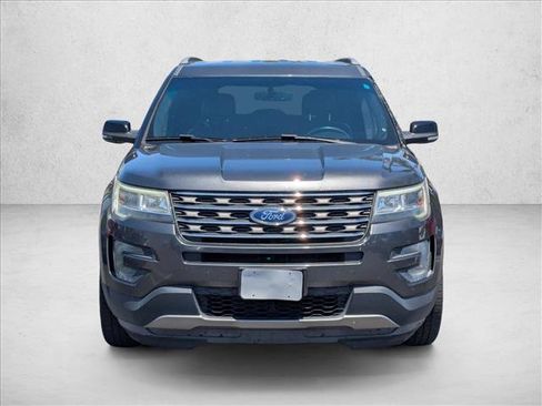 Used 2017 Ford Explorer XLT w/ Equipment Group 202A FWD image 2