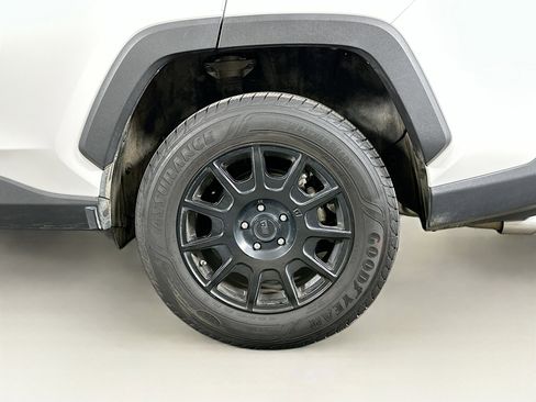 Used 2019 Toyota RAV4 LE image 11