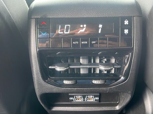 Used 2022 Jeep Grand Cherokee L Laredo w/ Luxury Tech Group I AWD/4WD image 31