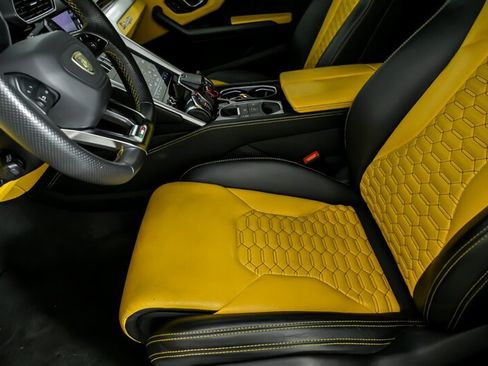 Used 2019 Lamborghini Urus AWD/4WD image 17
