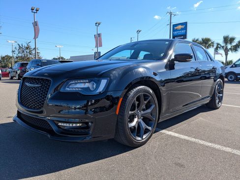 Used 2023 Chrysler 300 Touring L image 8